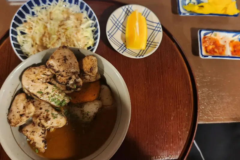 따뜻한 햇살이 스며드는 도모카레 내부