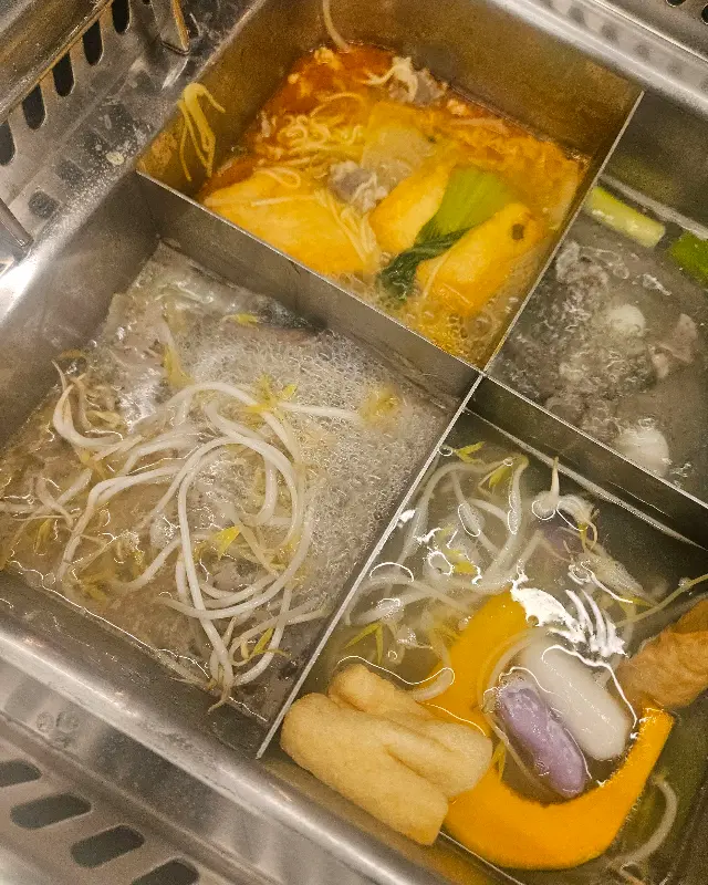 육수에 담긴 샤브샤브 재료