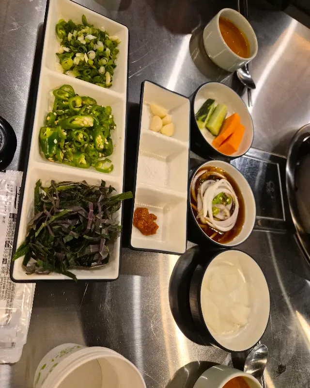 다양한 밑반찬이 제공되는 연막창