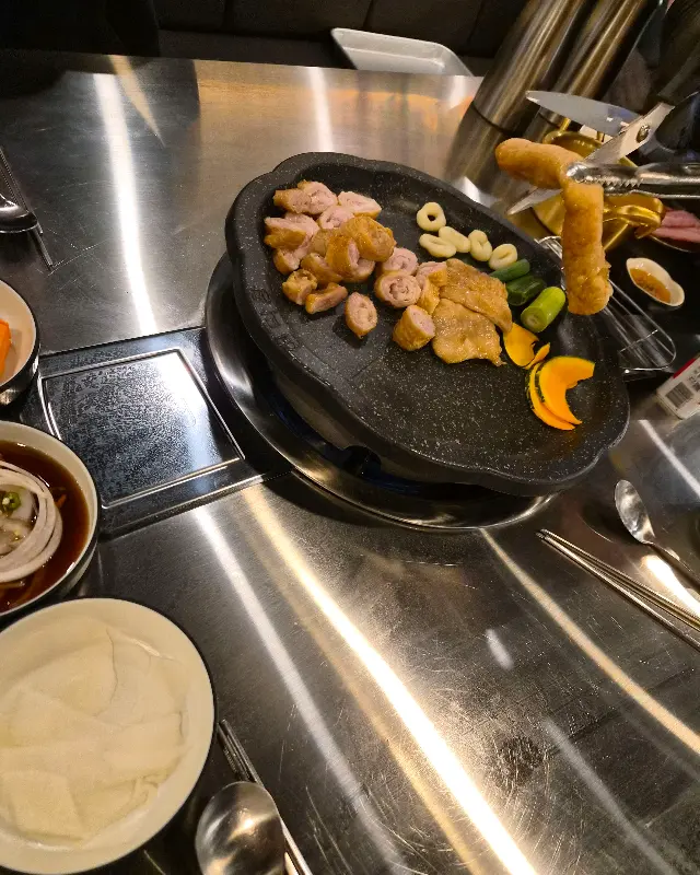 깔끔하게 정돈된 테이블 세팅