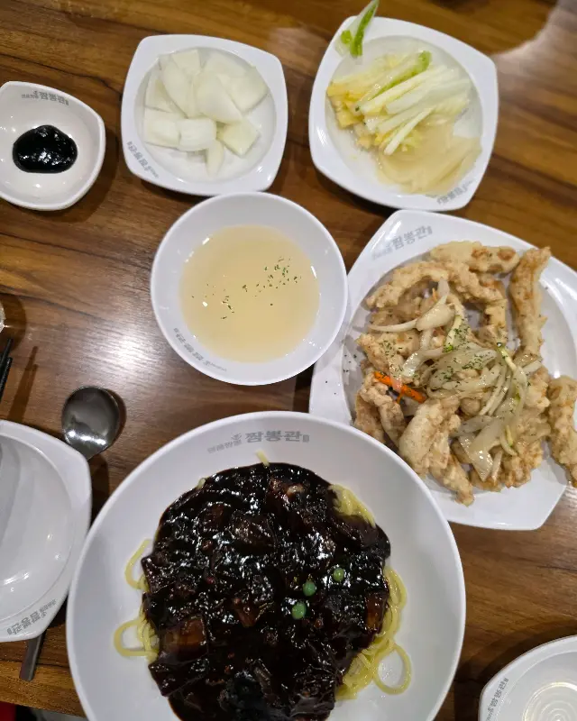 테이블 위에 놓인 짜장면, 탕수육, 반찬