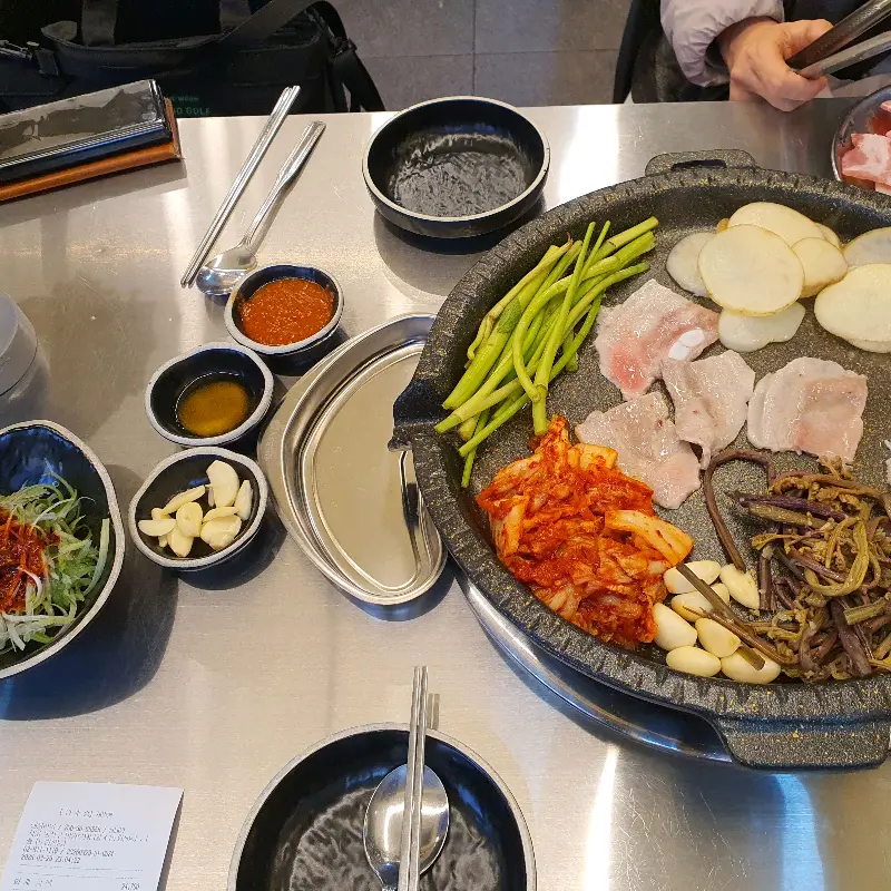 테이블 위에 차려진 다양한 곁들임 메뉴들