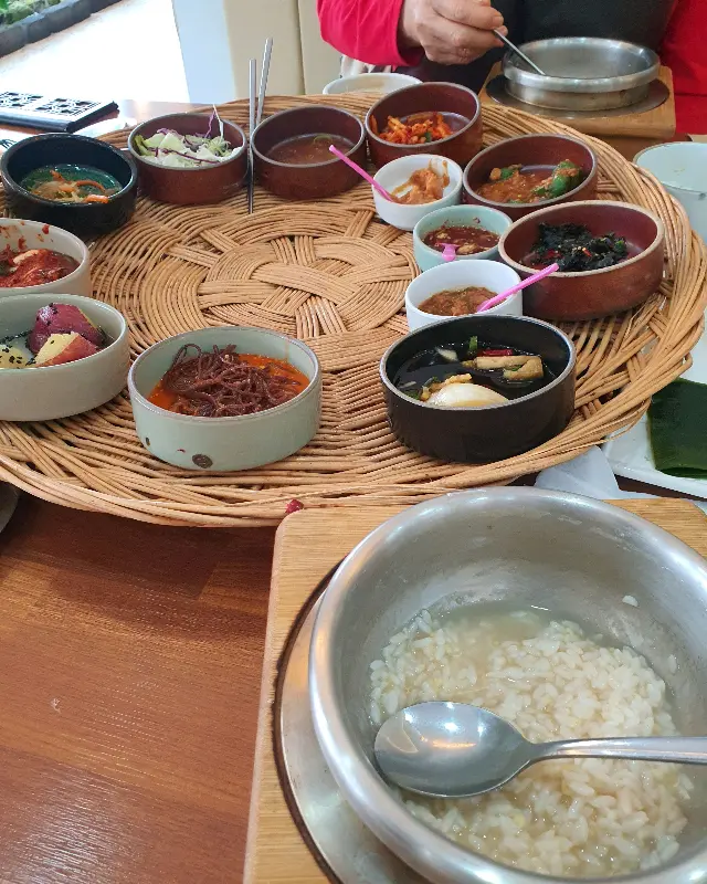 쟁반 한상차림 전체 샷