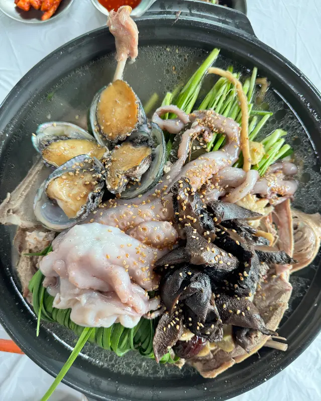 싱싱한 해산물이 들어간 오리 백숙