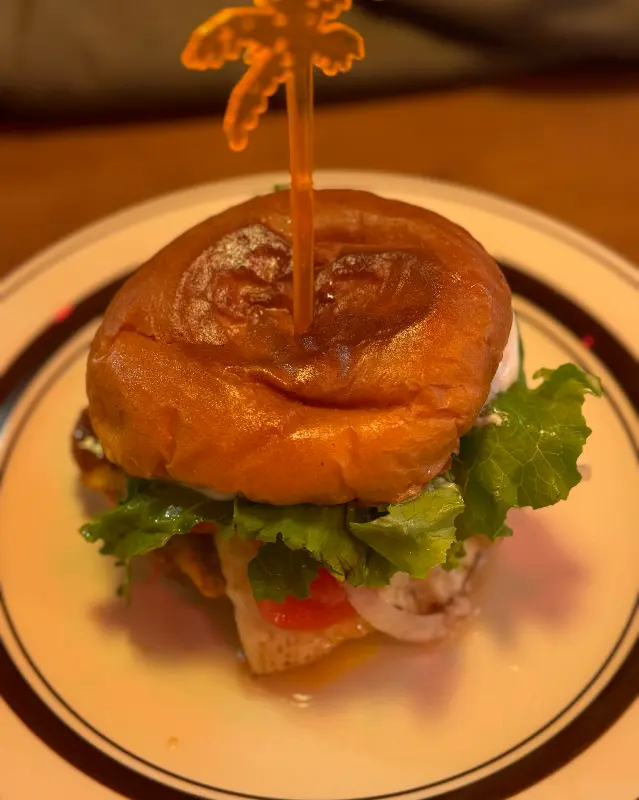 섬세한 플레이팅이 돋보이는 버거