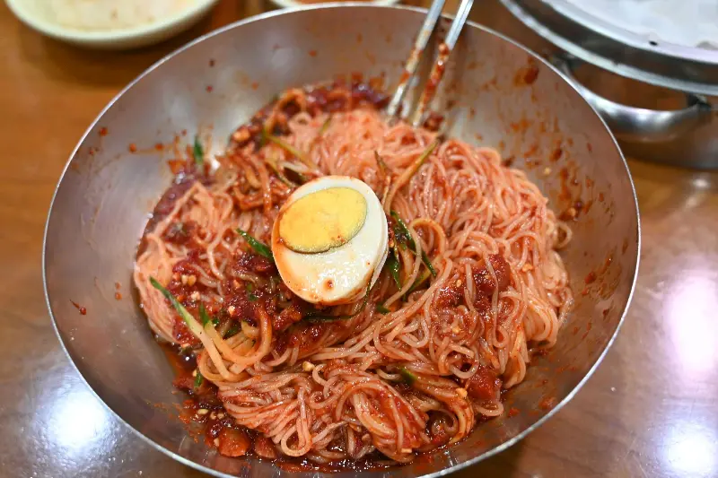 푸짐한 비빔밀면