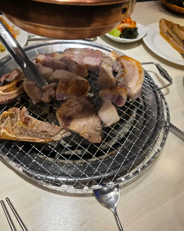 숯불 위에서 익어가는 돼지갈비와 껍데기