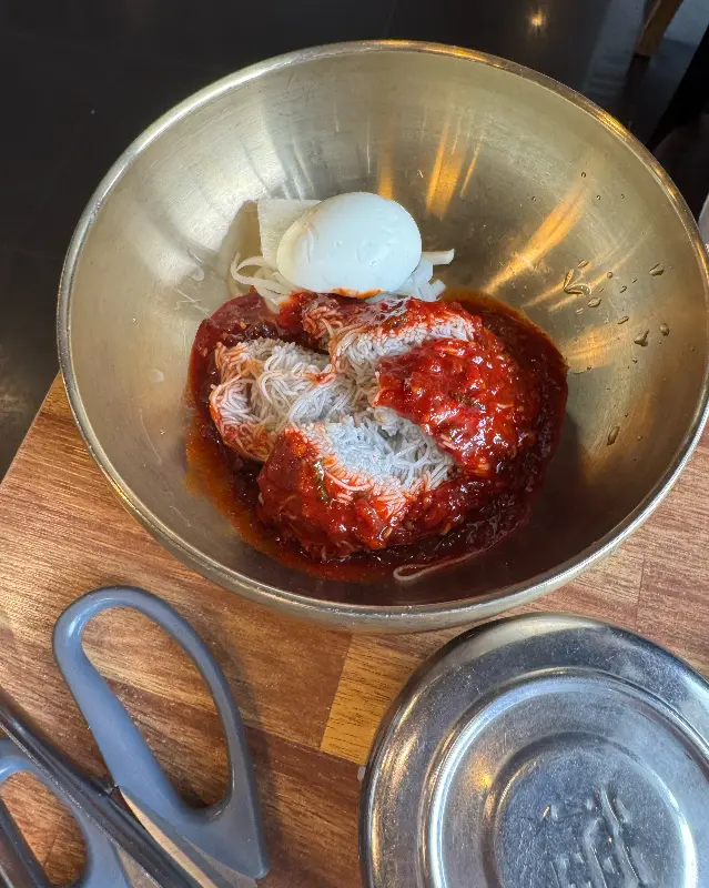 매콤달콤한 비빔냉면