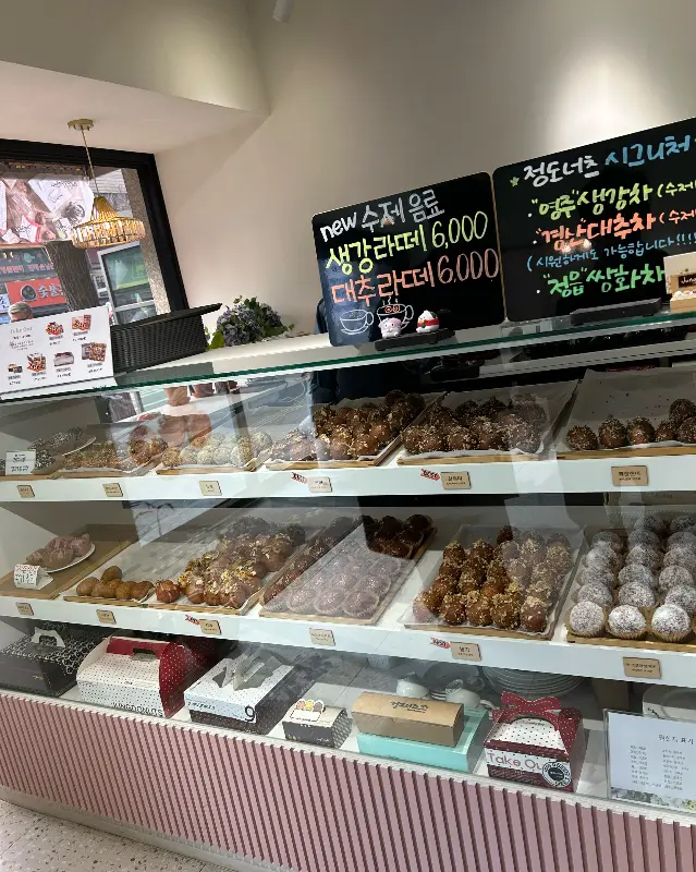 쇼케이스 가득한 도넛