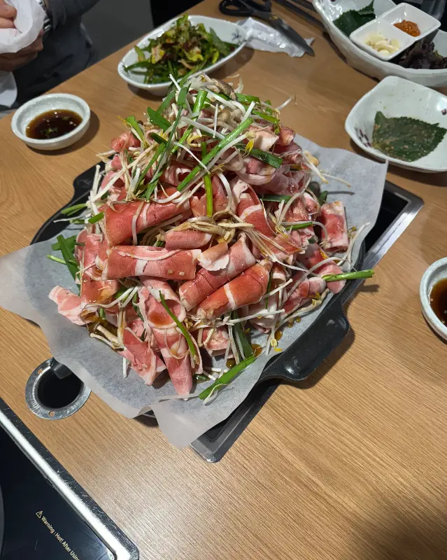 산더미처럼 쌓인 오리고기와 신선한 채소