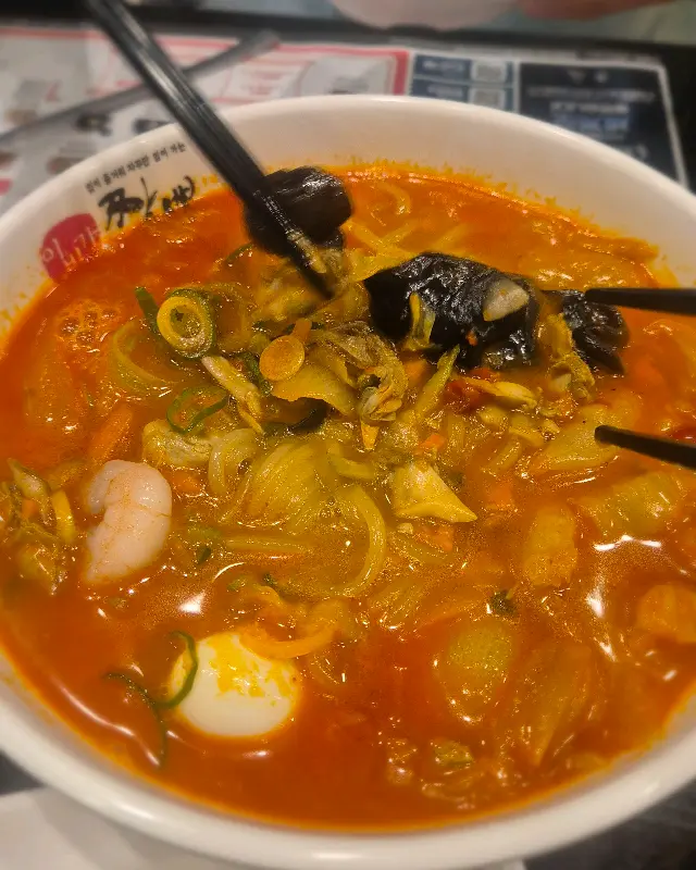 푸짐한 해산물 토핑이 인상적인 볶음 짬뽕