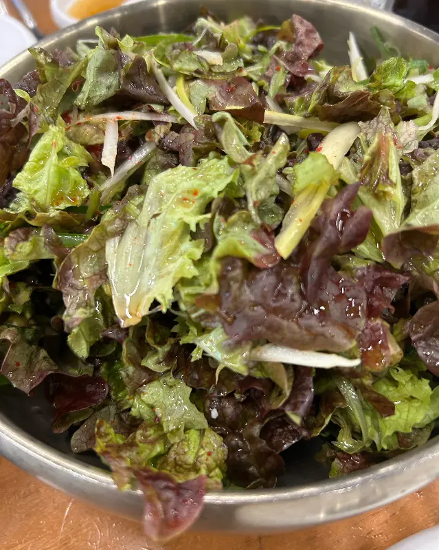 싱싱한 샐러드의 모습