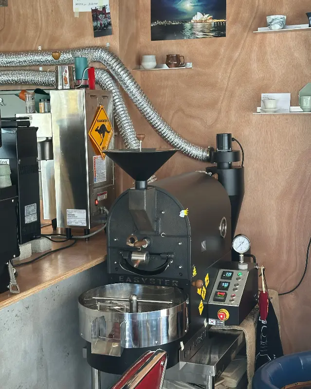 카페 내부의 로스팅 기계