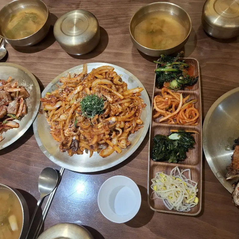 푸짐하게 차려진 한 상 차림