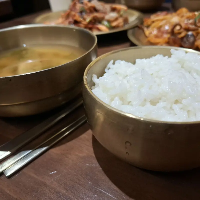 놋그릇에 담긴 밥과 국