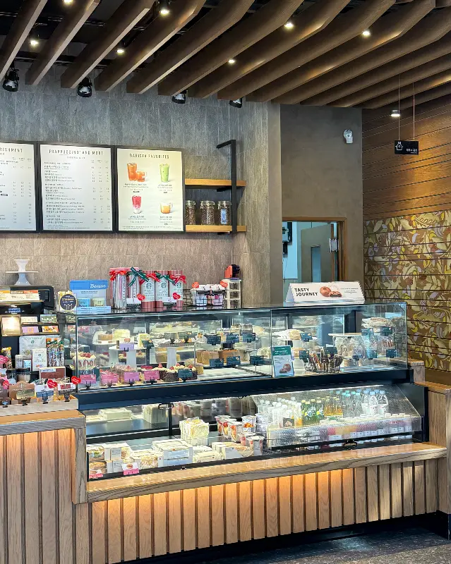 다양한 케이크가 진열된 쇼케이스