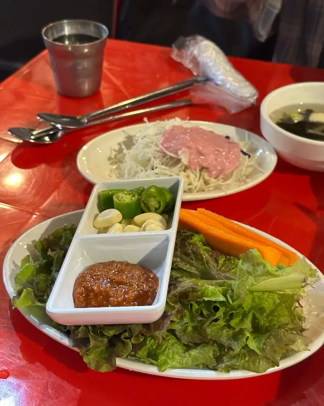 싱싱한 쌈채소와 쌈장