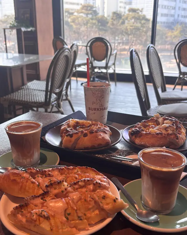 버크하우스 내부 테이블과 의자