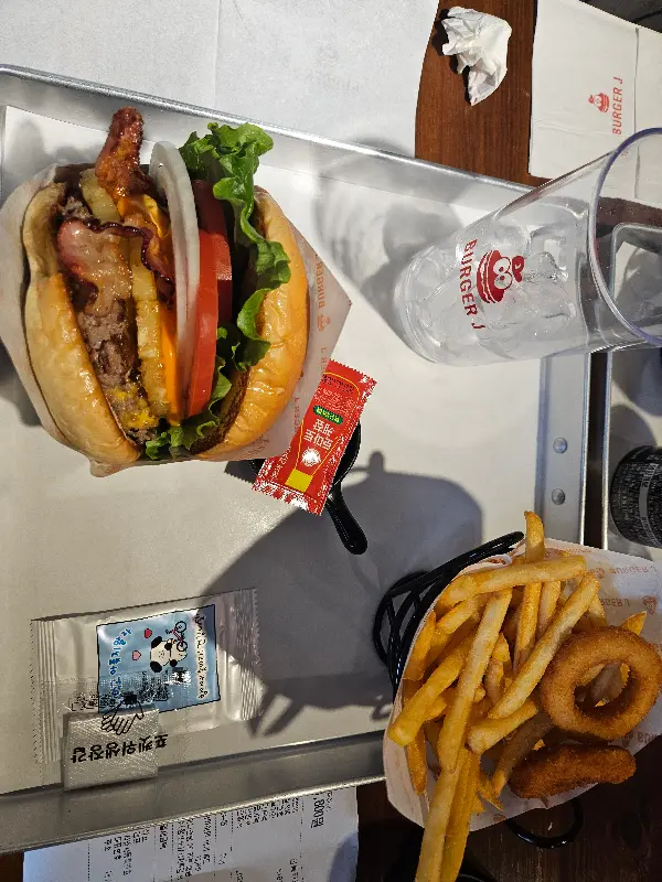 깔끔하게 차려진 수제버거 한 상