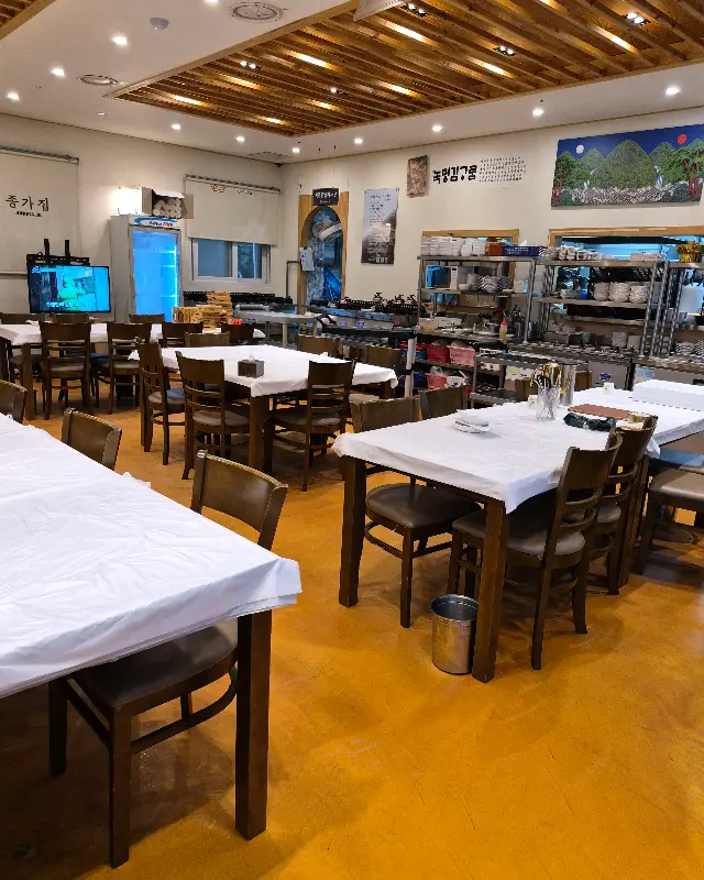 넓고 쾌적한 식당 내부