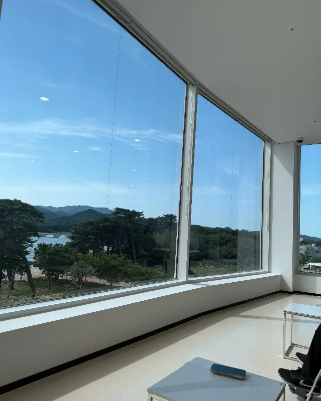 통창으로 보이는 화진포 호수