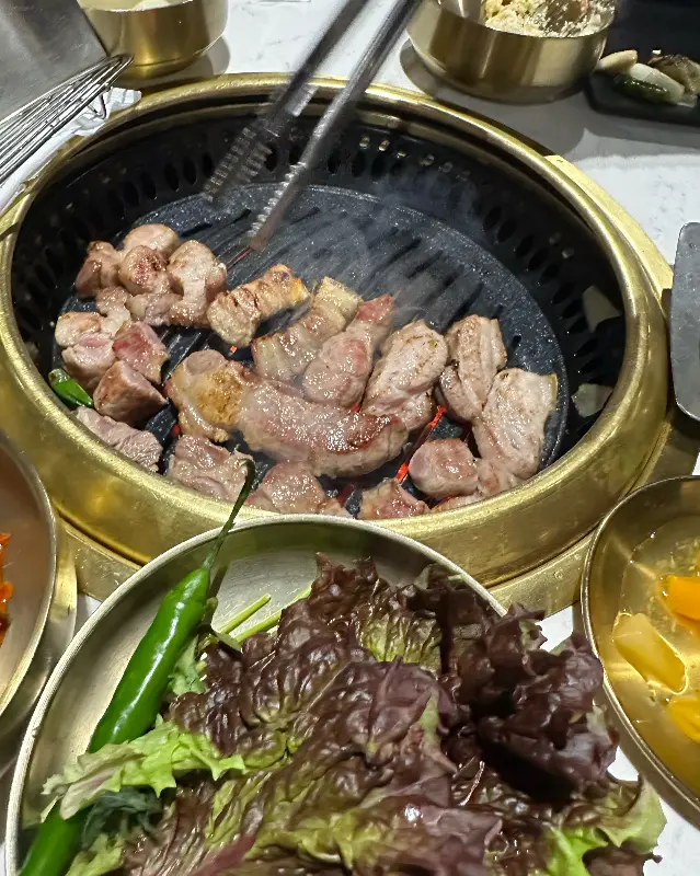 숯불 위에서 익어가는 고기들