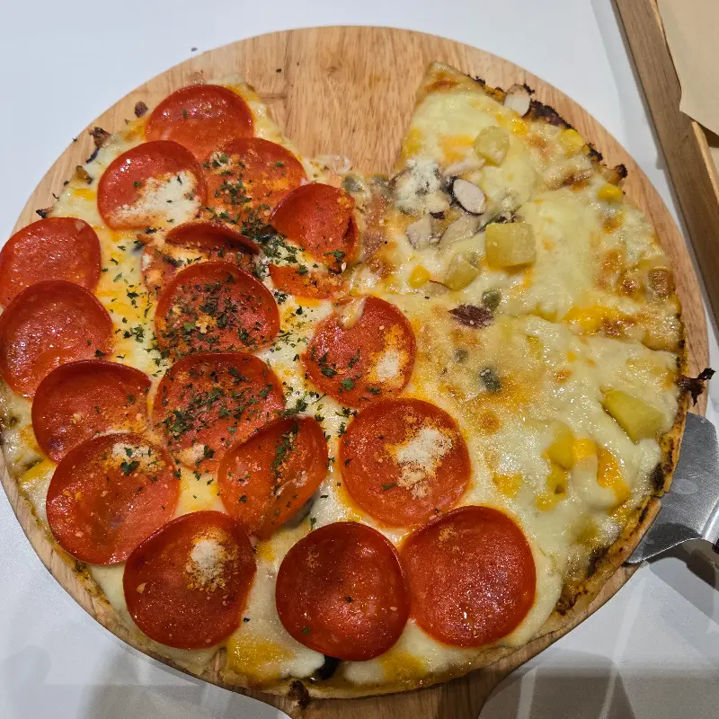 고구마와 버섯의 조화가 돋보이는 피자