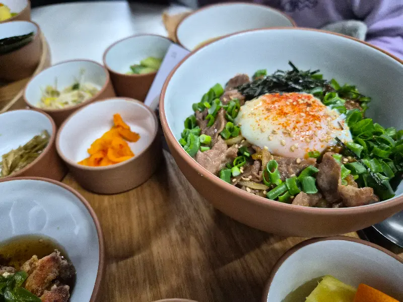 소고기 덮밥 한 상 차림