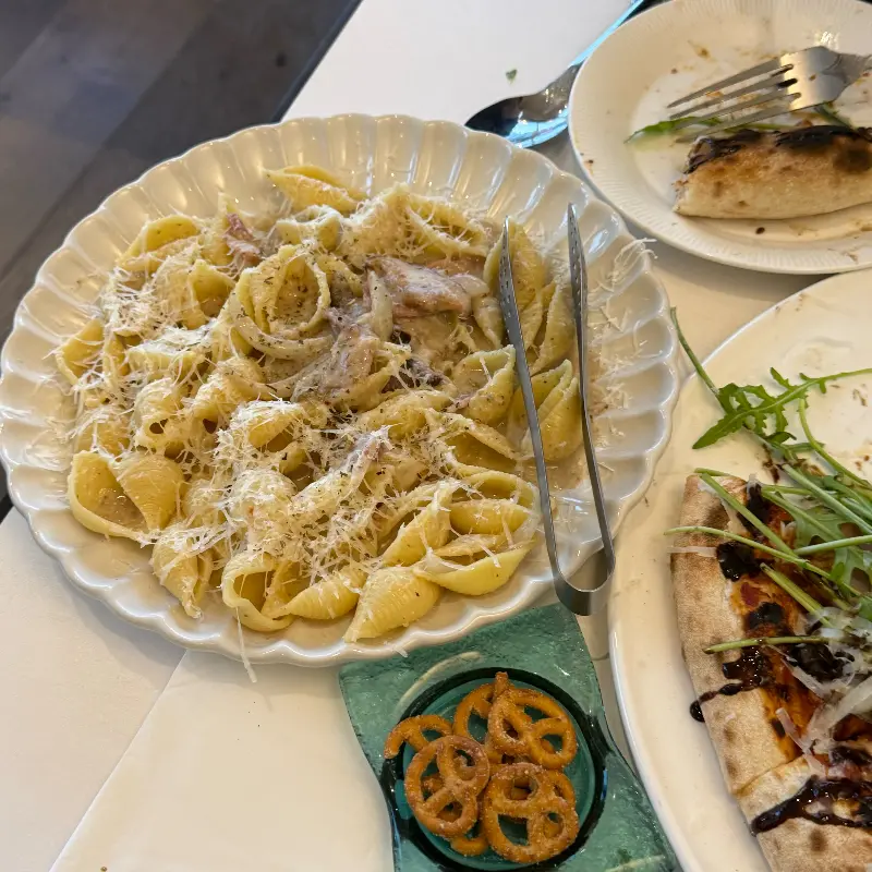 파스타와 피자, 프레첼이 함께 놓인 테이블