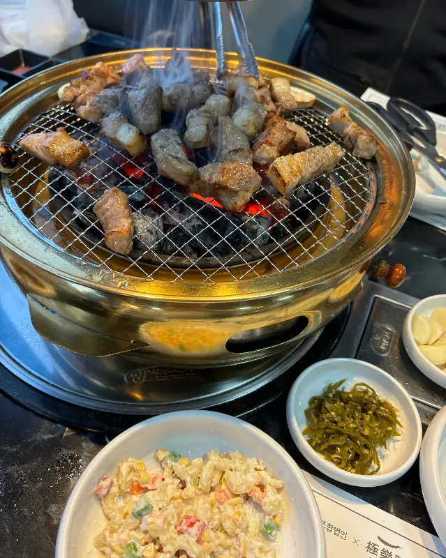 숯불 위에서 노릇하게 익어가는 고기