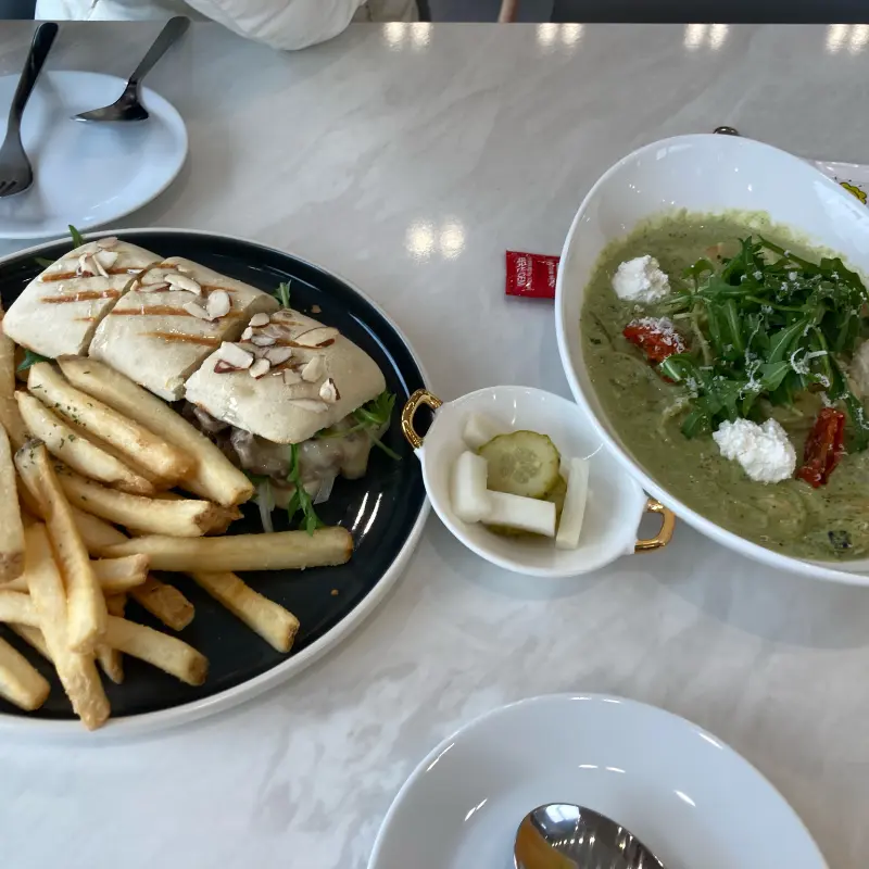 파니니와 감자튀김