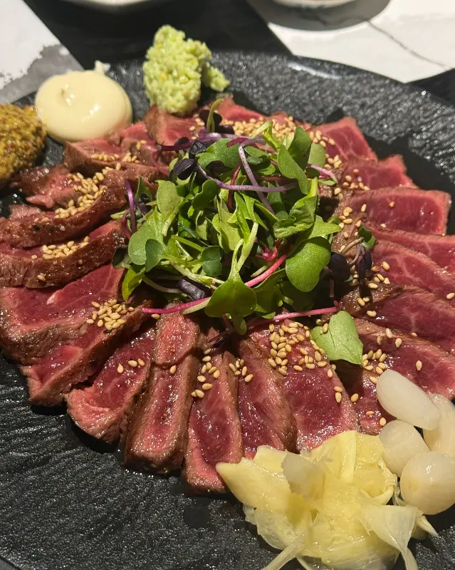 신선한 채소가 곁들여진 소고기 타다끼