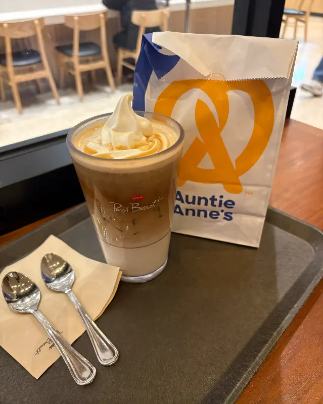 아이스크림 라떼와 빵