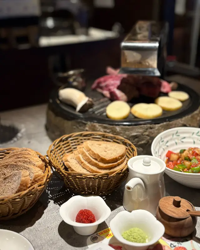 다양한 곁들임과 함께 즐기는 양갈비