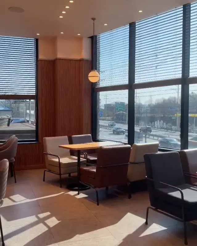 투썸플레이스 양평오빈점 내부