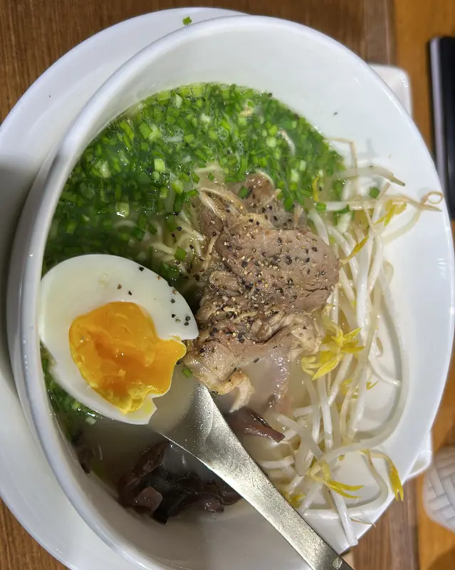 깔끔하고 시원한 국물이 인상적인 오리 곰탕