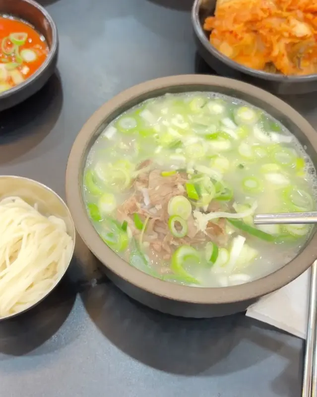 뽀얀 국물에 파가 듬뿍 올려진 설렁탕
