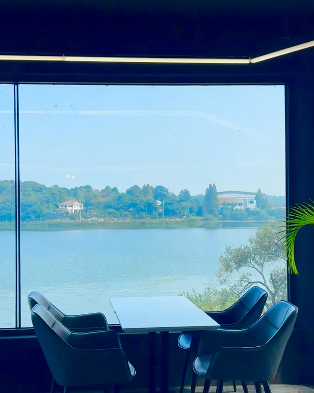 통창으로 보이는 저수지 뷰와 테이블