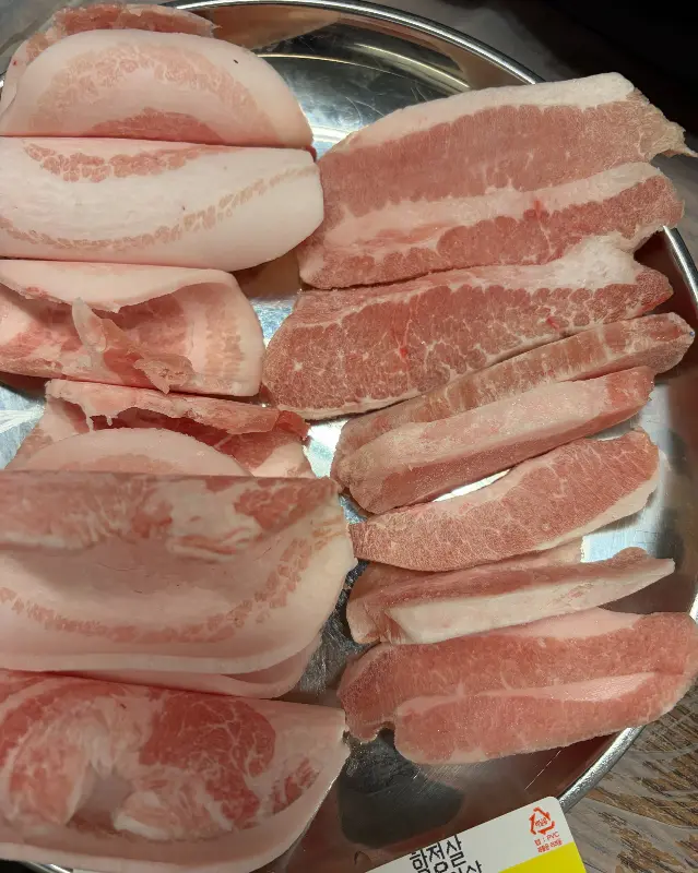 신선해 보이는 냉삼겹살