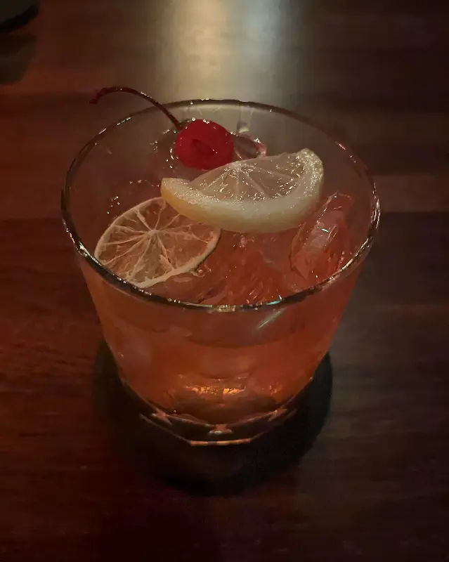 체리가 올라간 칵테일