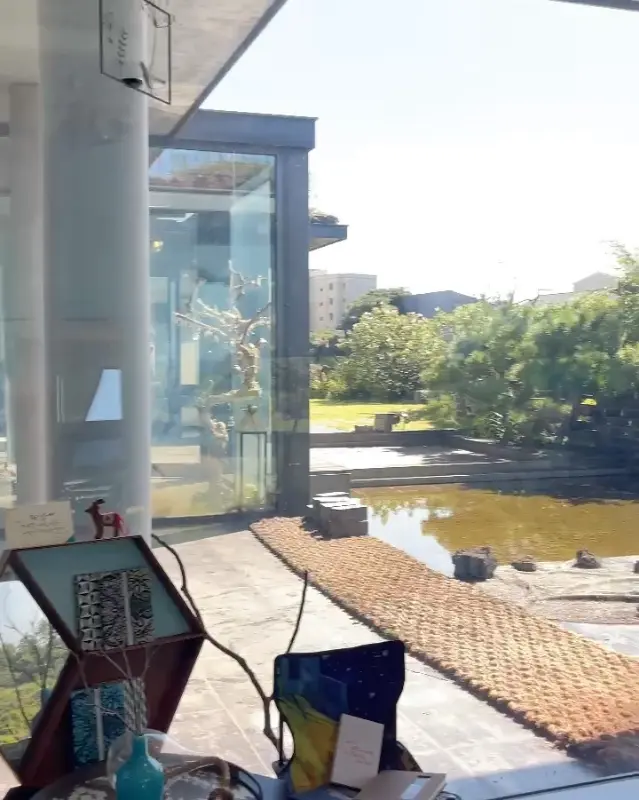 카페 내부에서 바라본 정원