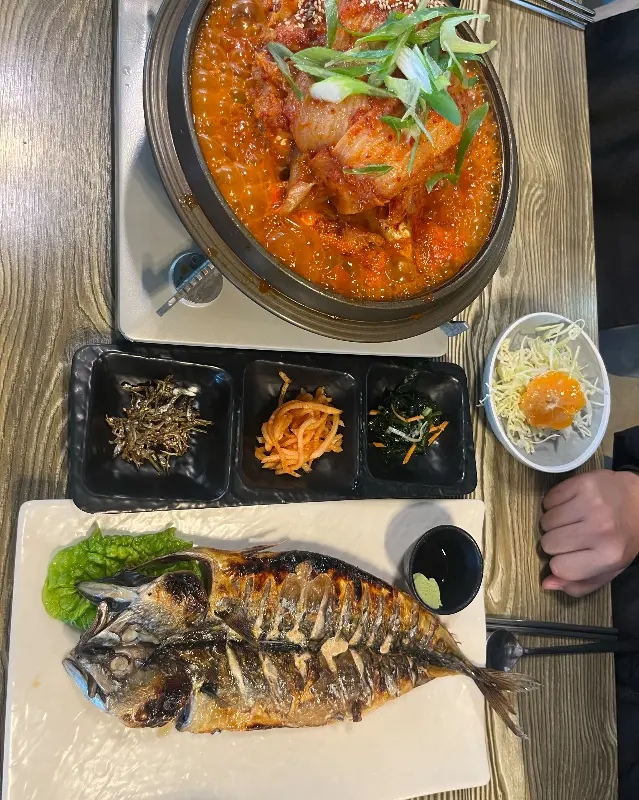 고등어구이와 묵은지찜의 완벽한 조화