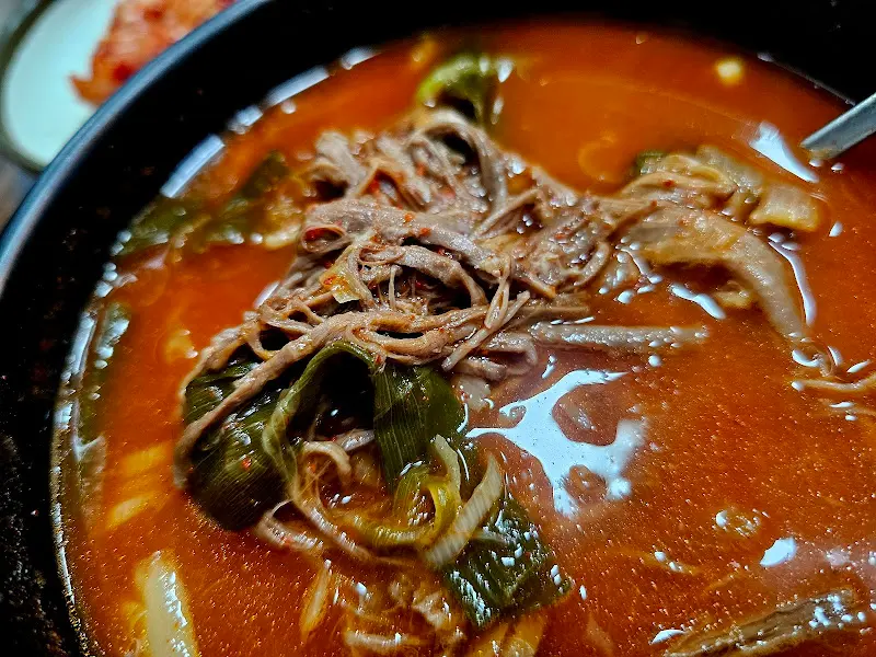 육개장 속 푸짐한 고기