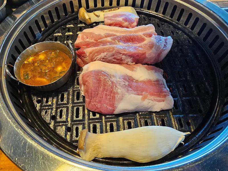 주물판 위에서 익어가는 꽃목살