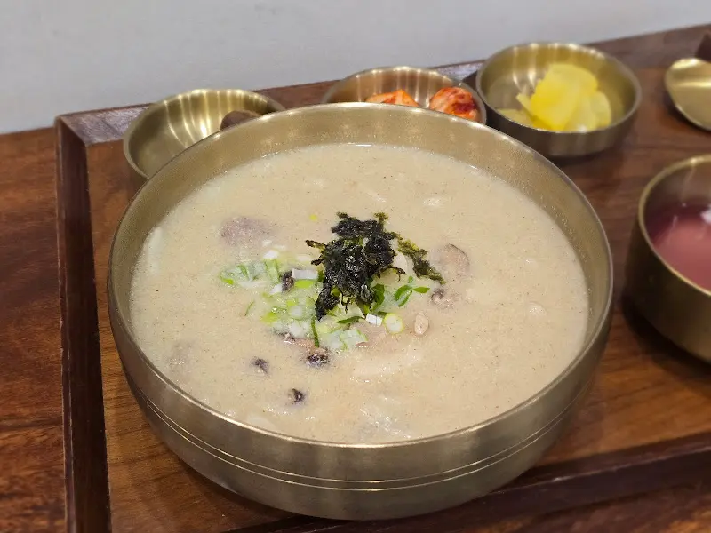 김 가루와 파가 올라간 팥칼국수