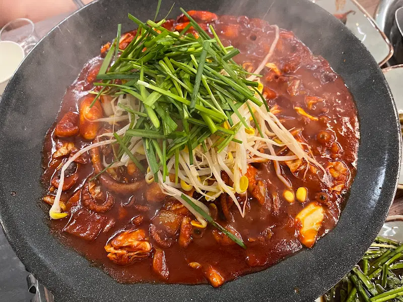 윤기가 자르르 흐르는 낙지볶음