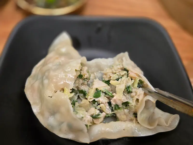 수제만두 속의 푸짐한 재료