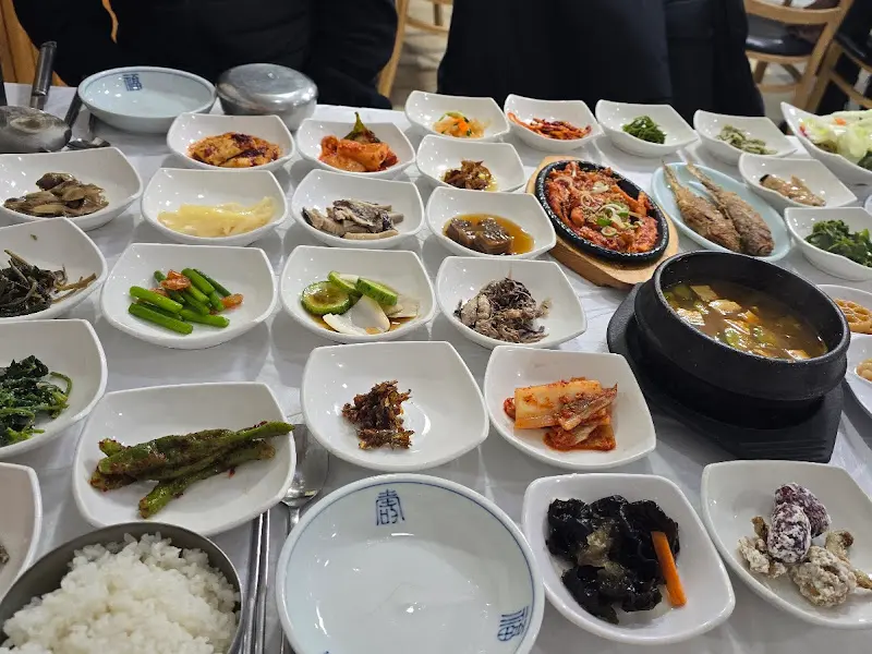 다양한 반찬들이 가득한 상차림