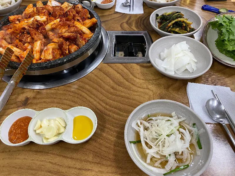 닭갈비와 밑반찬