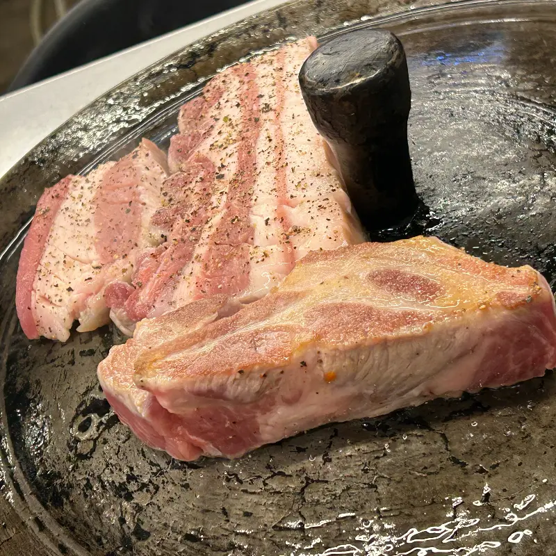 두툼한 삼겹살, 육즙이 팡팡 터지는 맛